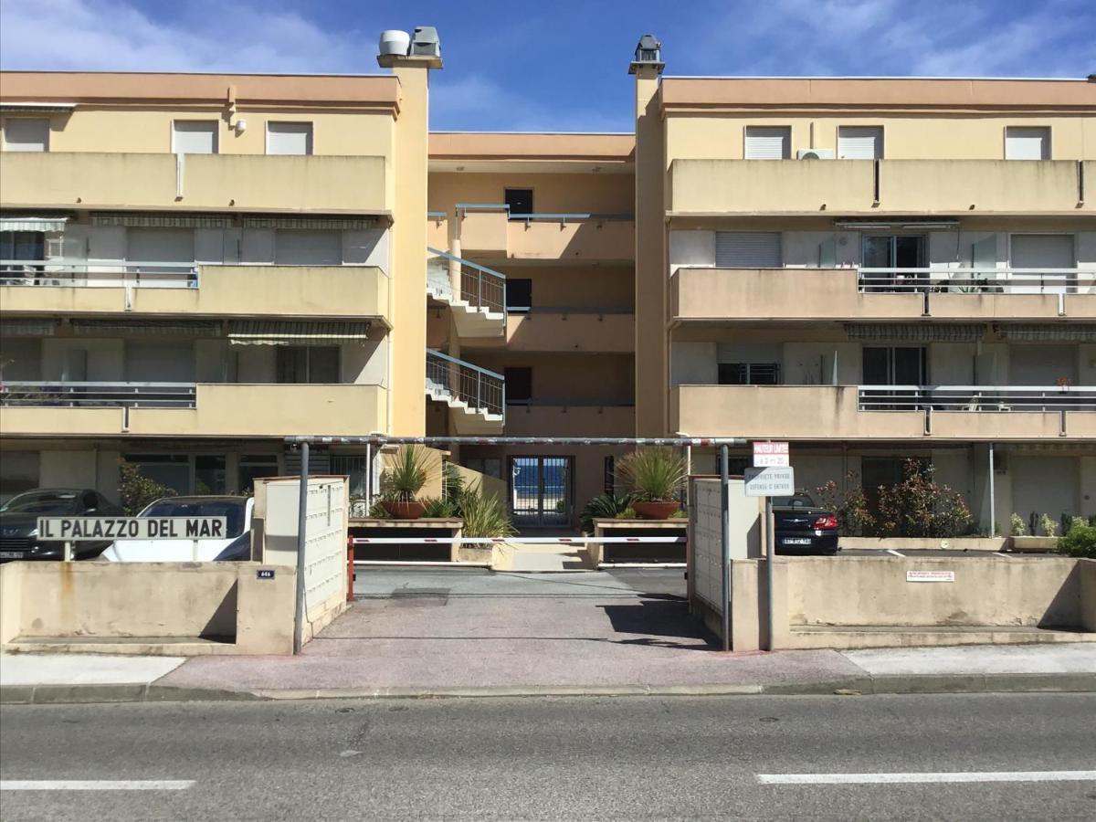 Studio 207-Les pieds dans l’eau à 30m de la plage Cavalaire-sur-Mer Extérieur photo
